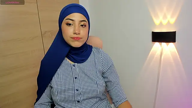 Snapshot of LAY_LA_ chatting on February 4, 2026, 10:05 pm LAY LA online show from February 4, 2026, 10:05 pm