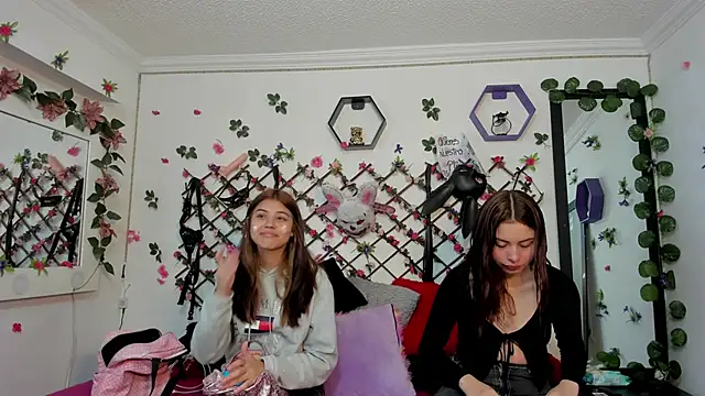 Snapshot of playful-girls chatting on February 3, 2026, 12:32 pm playful-girls online show from February 3, 2026, 12:32 pm