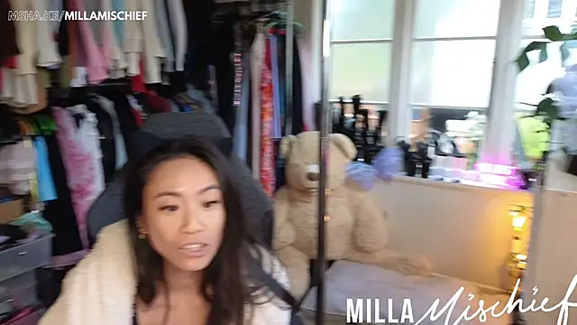 Snapshot of millamischief chatting on April 17, 2026, 8:55 pm millamischief online show from April 17, 2026, 8:55 pm
