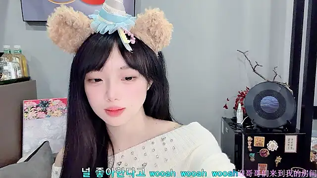 LovelyXiaoYi online show from February 3, 2026, 12:32 am