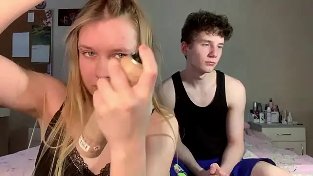 Snapshot of FloraCouple chatting on March 1, 2026, 12:27 pm FloraCouple online show from March 1, 2026, 12:27 pm