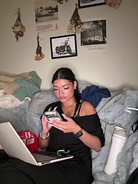 ellianajean online show from June 5, 2026, 4:50 am