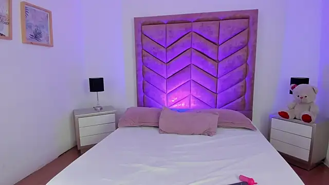 Zoe Banx online show from April 17, 2026, 5:43 am