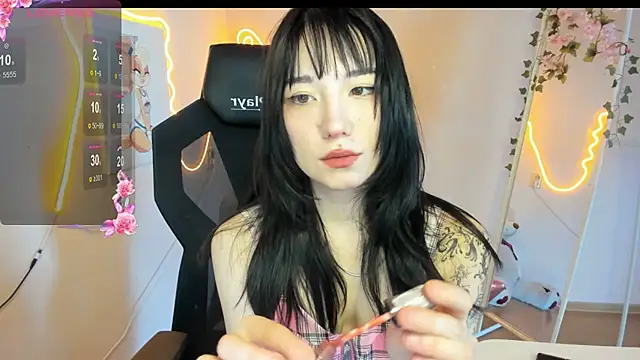 AliceeinWonderlanddd online show from April 10, 2026, 2:51 am