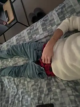 Snapshot of Aliiiix chatting on February 9, 2026, 3:43 pm Aliiiix online show from February 9, 2026, 3:43 pm