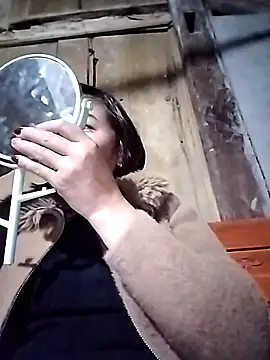 Snapshot of Ella-aa chatting on February 5, 2026, 9:54 pm Ella-aa online show from February 5, 2026, 9:54 pm