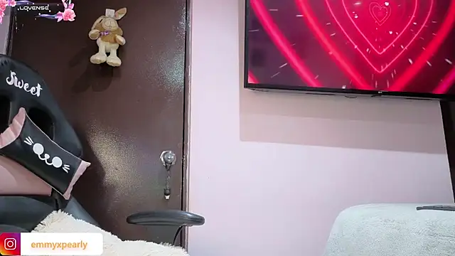 Snapshot of emyxpearly chatting on March 2, 2026, 7:15 am emyxpearly online show from March 2, 2026, 7:15 am