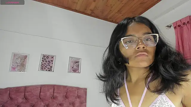 luna velveth online show from April 15, 2026, 10:32 am