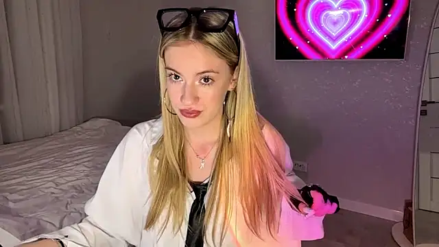 Snapshot of Between_Eeys chatting on February 11, 2026, 3:34 pm Between Eeys online show from February 11, 2026, 3:34 pm