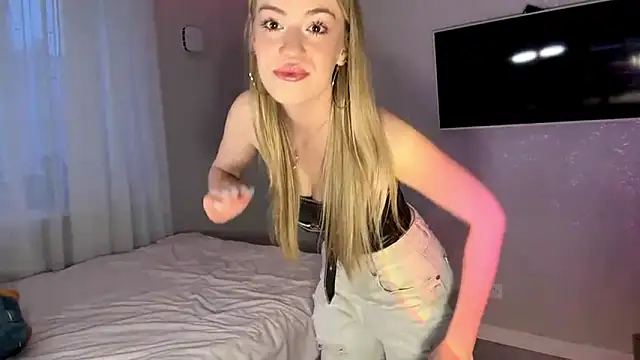 Snapshot of Between_Eeys chatting on February 4, 2026, 2:01 pm Between Eeys online show from February 4, 2026, 2:01 pm