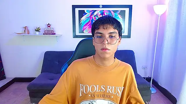 Snapshot of Maecum18 chatting on May 4, 2026, 8:55 pm Maecum18 online show from May 4, 2026, 8:55 pm