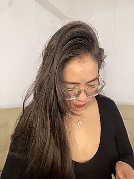 Snapshot of alisbloom chatting on February 19, 2026, 6:05 pm alisbloom online show from February 19, 2026, 6:05 pm