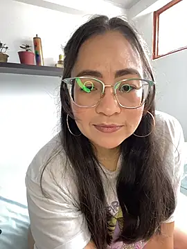 Snapshot of alisbloom chatting on February 5, 2026, 6:04 pm alisbloom online show from February 5, 2026, 6:04 pm