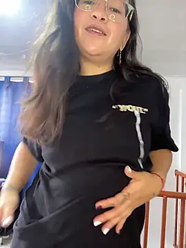 Snapshot of alisbloom chatting on February 3, 2026, 5:40 pm alisbloom online show from February 3, 2026, 5:40 pm