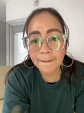 Snapshot of alisbloom chatting on February 9, 2026, 6:06 pm alisbloom online show from February 9, 2026, 6:06 pm