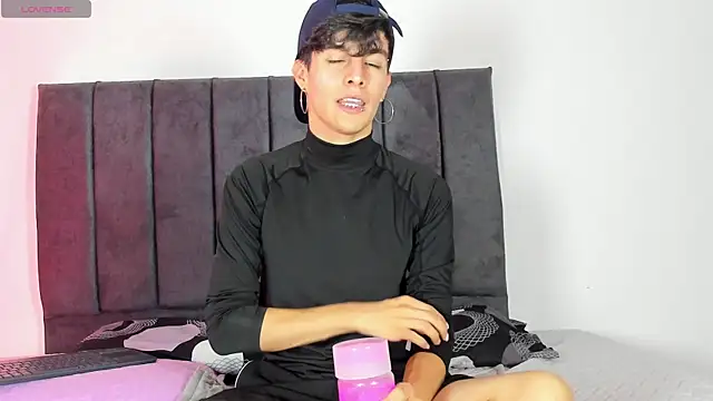 Snapshot of axxxel_twink chatting on April 16, 2026, 1:39 am axxxel twink online show from April 16, 2026, 1:39 am