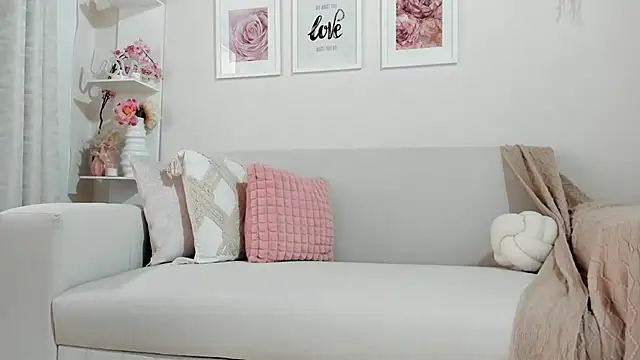 Mia Rosee1 online show from April 4, 2026, 4:24 pm