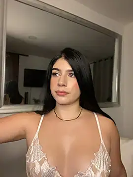 Snapshot of _HannahFox_ chatting on August 4, 2026, 11:42 pm HannahFox online show from August 4, 2026, 11:42 pm