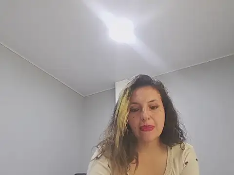 KENDRA-HONEY online show from April 17, 2026, 2:20 pm