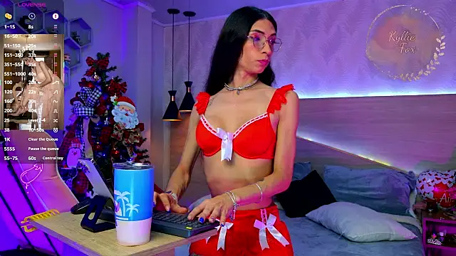 kylliefox  online show from December 19, 2025, 1:24 pm