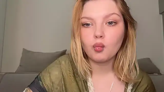Snapshot of Ophelia_Ritz chatting on July 1, 2026, 6:47 am Ophelia Ritz online show from July 1, 2026, 6:47 am