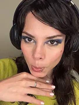 Snapshot of Isalove99 chatting on February 9, 2026, 5:27 am Isalove99 online show from February 9, 2026, 5:27 am