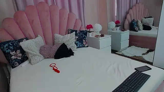 Snapshot of Sophie_Voss chatting on July 13, 2026, 6:35 am Sophie Voss online show from July 13, 2026, 6:35 am