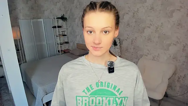 LianneBynon online show from February 4, 2026, 8:09 am