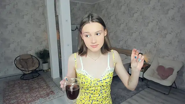 Snapshot of LianneBynon chatting on May 10, 2026, 8:29 am LianneBynon online show from May 10, 2026, 8:29 am