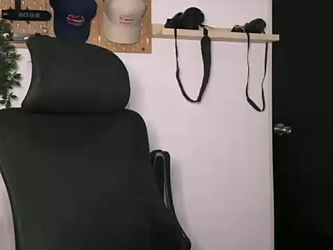 SamDornan51 online show from February 5, 2026, 11:11 pm