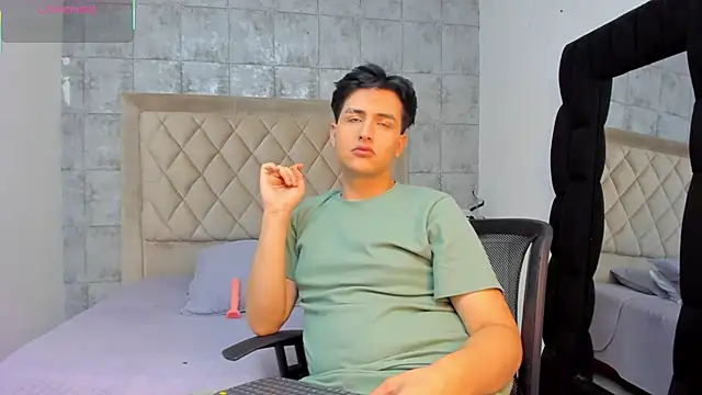 noahWolff  online show from February 6, 2026, 4:52 am