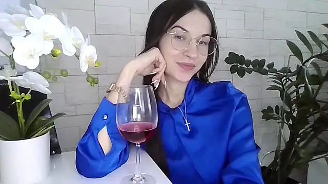 JuliaLovely online show from February 10, 2026, 2:38 pm