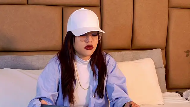 AntonellaBons online show from April 14, 2026, 11:54 pm