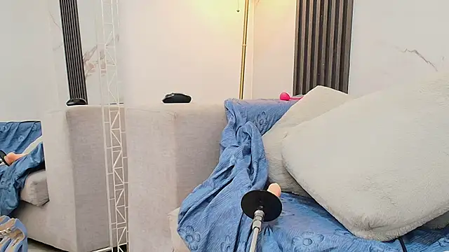 EmmaLebrun online show from February 12, 2026, 3:56 pm