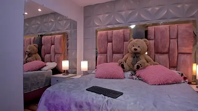 Paris Velvet online show from March 3, 2026, 11:01 pm