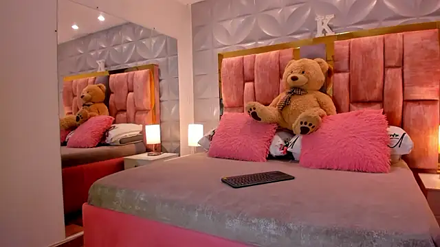 Snapshot of Paris_Velvet chatting on February 3, 2026, 10:04 pm Paris Velvet online show from February 3, 2026, 10:04 pm