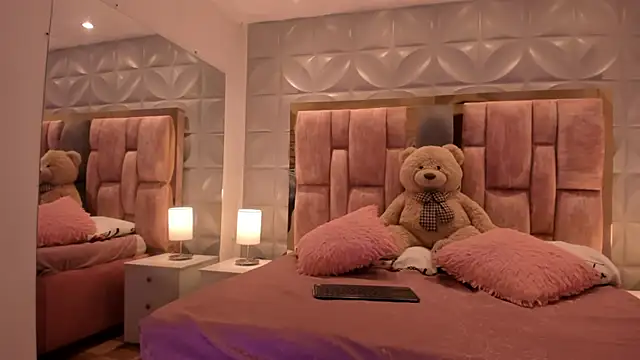 Paris Velvet online show from March 18, 2026, 11:59 pm