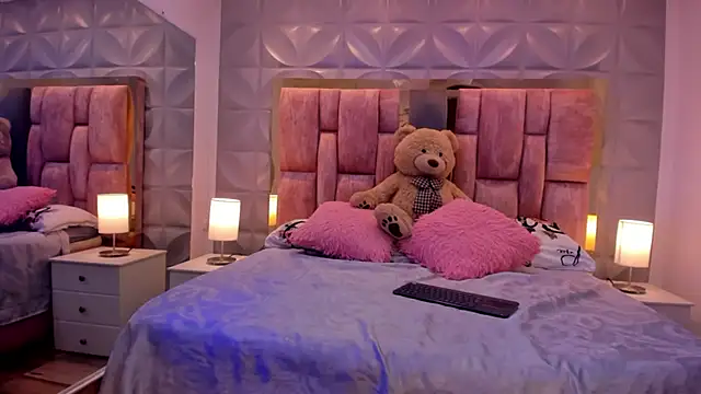 Paris Velvet online show from March 28, 2026, 10:33 pm