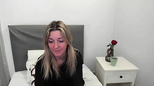 MileyXStar online show from February 4, 2026, 9:10 pm