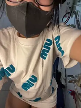 Snapshot of Leeeiuu chatting on February 1, 2026, 2:59 pm Leeeiuu online show from February 1, 2026, 2:59 pm