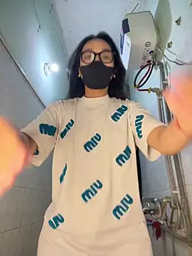 Snapshot of Leeeiuu chatting on February 10, 2026, 5:12 pm Leeeiuu online show from February 10, 2026, 5:12 pm