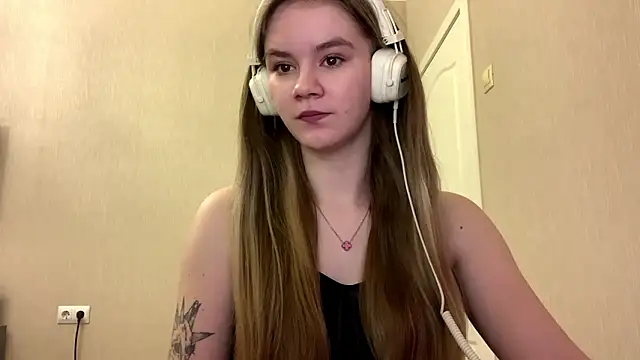 Snapshot of AgnesShy_ chatting on February 23, 2026, 7:42 am AgnesShy online show from February 23, 2026, 7:42 am