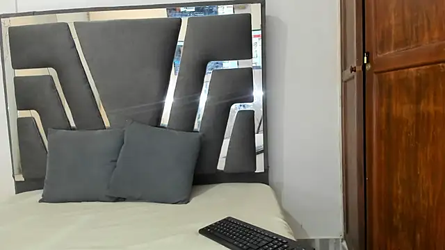 SamanthaHill  online show from February 7, 2026, 7:55 pm