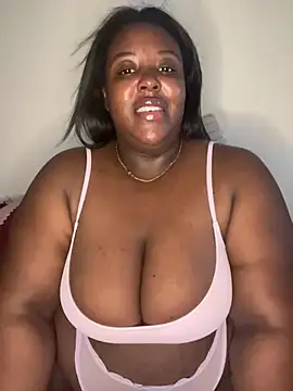 Snapshot of BouncyBBW chatting on July 6, 2026, 8:11 pm BouncyBBW online show from July 6, 2026, 8:11 pm