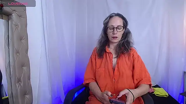 laurasofia45 online show from May 14, 2026, 10:45 am
