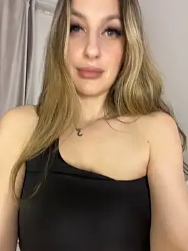 Snapshot of Alyxra chatting on April 7, 2026, 6:54 pm Alyxra online show from April 7, 2026, 6:54 pm