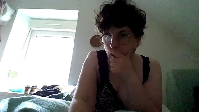 OIseauNoir88 online show from February 9, 2026, 8:12 am