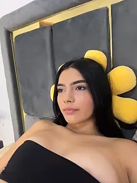 Doll Alaia  online show from February 26, 2026, 7:25 pm