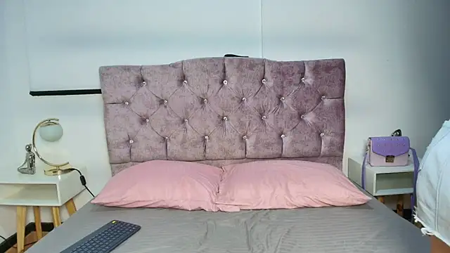 Ruby Rouge  online show from March 18, 2026, 7:04 pm