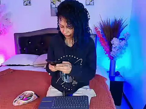 Snapshot of HannahBlue_ chatting on February 13, 2026, 12:38 pm HannahBlue online show from February 13, 2026, 12:38 pm